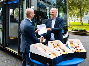 Smlouvu podepsali Sybren Hahn, výkonný ředitel letiště Schiphol pro infrastrukturu (vlevo) a Wouter Engelbertink, ředitel MAN Truck & Bus Netherlands.